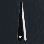 Svartvit kärlekhjärtadesign slips<br><div class="desc">En vithjärta på en svart bakgrund.</div>
