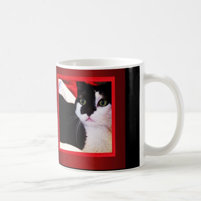 Svartvit kärlekkatt på den röda muggen kaffemugg (Höger)