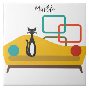Svartvit katt i mitten av århundradet på soffa. 19 kakelplatta