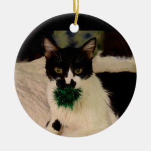 Svartvit katt med bollprydnaden julgransprydnad keramik