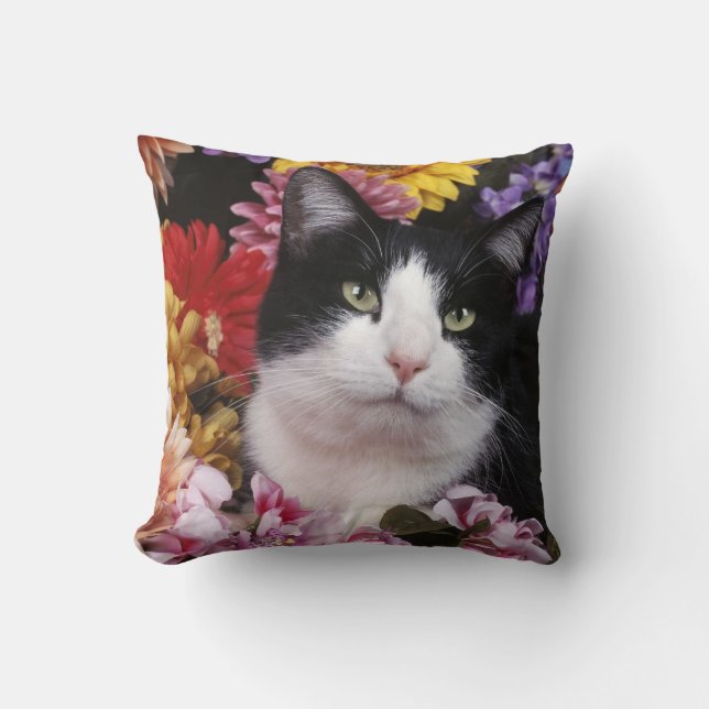 Svartvit katt på blommor kudde (Framsida)