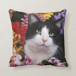 Svartvit katt på blommor kudde