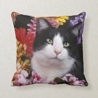 Svartvit katt på blommor kudde