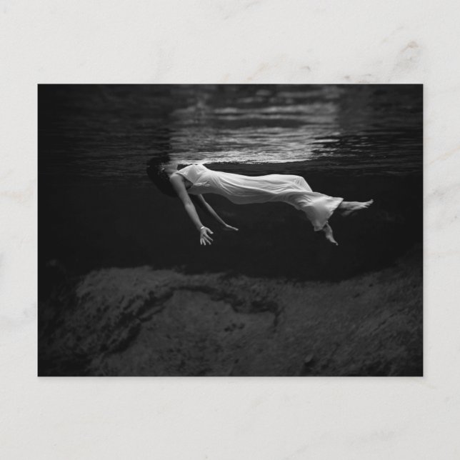 Svartvit kvinna i fotot av Vatten Vykort (Framsida)