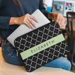 Svartvit lackprefekt, Trellis, ditt namn Laptop Fodral<br><div class="desc">Elegant,  snyggt och sofistikerad marockansk trellis mönster i svart färg. Modern gåva och trendig,  perfekt för det latetiska älskare i ditt liv. Anpassa genom att lägga till namn,  smeknamn,  monogram eller initialer.</div>
