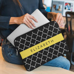 Svartvit lackprefekt, Trellis, ditt namn Laptop Fodral<br><div class="desc">Elegant,  snyggt och sofistikerad marockansk trellis mönster i svart färg. Modern gåva och trendig,  perfekt för det latetiska älskare i ditt liv. Anpassa genom att lägga till namn,  smeknamn,  monogram eller initialer.</div>