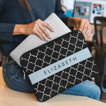 Svartvit lackprefekt, Trellis, ditt namn Laptop Fodral<br><div class="desc">Elegant,  snyggt och sofistikerad marockansk trellis mönster i svart färg. Modern gåva och trendig,  perfekt för det latetiska älskare i ditt liv. Anpassa genom att lägga till namn,  smeknamn,  monogram eller initialer.</div>