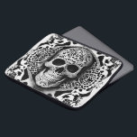 Svartvit leende Snöre Skull Laptop Fodral<br><div class="desc">Ta en promenad på mörken med den här vackra,  svarta och vita snöre-filigree-leende skalldatorn. Använda det i Halloween,  för Day of the dead eller använda det för ett samtal med biet hela året. Mörk och vackert,  det är säkert att det är centrum för uppmärksamheten. Skapat av Farmhouse Press.</div>