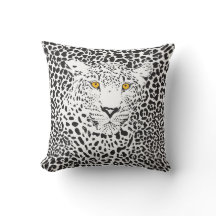 Svartvit leopard på spisar