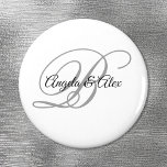Svartvit, ljusgul, Grått Finare, Monogram White Magnet<br><div class="desc">Bröllop-magneter med ett minimalistiskt pars monogram i ett finare-kalligrafiskt skript i ljust grått och svart på vit bakgrund. Om du vill ha kortare namn ökar du teckensnittet storlekt för briden och triomens namn och deras ursprungliga. Anpassa grått-färgen i svart- och silver-ljus samt det moderna -teckensnittet stilar.</div>