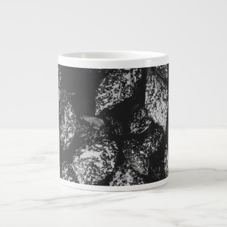 Svartvit lövbelagd jumbo Mugg