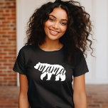 Svartvit Mamma Bear T Shirt<br><div class="desc">Anpassningsbar tryckt kläder med trendig Mamma Björgrafik. Besök vår butik för att få matchande utformning av Baby Bear. Klicka på Anpassa om du vill anpassa designen med egen text och bilder. Välj mellan många skjortor stilar och färg.</div>