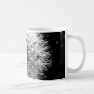 Svartvit maskros kaffemugg