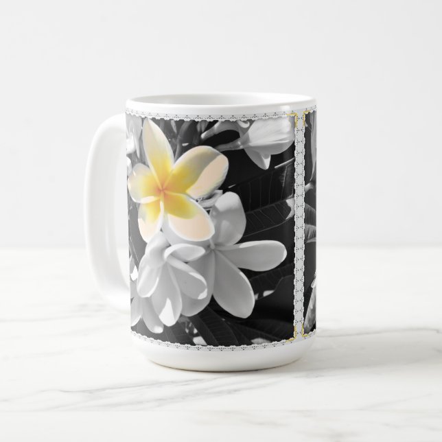 Svartvit med en Gult Frangipani, kaffe Mugg (Framsida vänster)