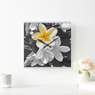 Svartvit med en Gult Frangipani, väggklocka