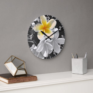 Svartvit med Frangipani Round Clock med en Gult Stor Klocka