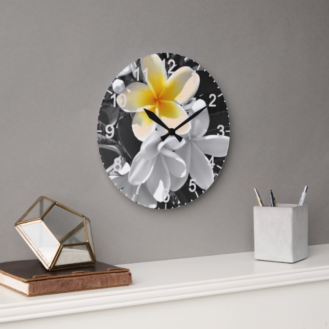 Svartvit med Frangipani Round Clock med en Gult Stor Klocka (Kontor)