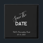 Svartvit minimalistisk Bröllop spara datum Magnet<br><div class="desc">.: Minimalistisk Bröllop-spara-the=date med vacker svart bakgrund och kontrasterande vitt teckensnitt.: Fullständigt anpassade- ändra text,  teckensnitt,  storleka teckensnitt och teckensnitt i färg. .: Tillgängliga samordningsobjekt .: Utformning finns även i andra färg.</div>