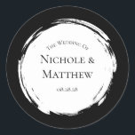 Svartvit minimalistisk Elegant bröllop Runt Klistermärke<br><div class="desc">Gör ett fet påstående med den här bröllopsinbjudan med en dramatisk svart bakgrund och ren vit typografi. Rullan i eleganten ger ett klassiskt tryck medan den minimalistiska färg-paletten skapar ett slående och sofistikerat utseende. Perfekt för formellt bröllop, svartvita evenemang eller moderna ceremonier med förfinad estetik. Ett tidlöst val för par...</div>