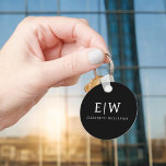 Svartvit, minimalistisk modern Monogram Nyckelring<br><div class="desc">Vi presenterar vår moderna svartvita, minimalistiska monogramsamling: Enkelhet och sofistikering med våra minimalistiska utformningar, böjda för att sakta lyfta upp stil. Den här samlingen är skapad med ett stort öga för modern estetik och har en elegant svart och vit design som förstärks av monogram för personlig. Från chic till mångsidiga...</div>