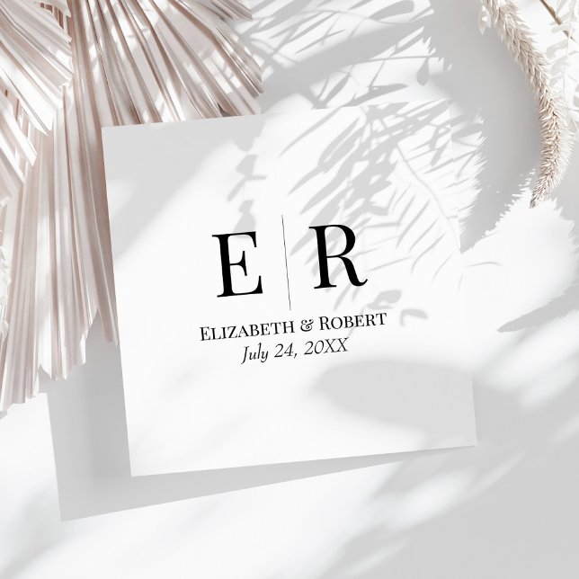 Svartvit minimalistisk Monogram Bröllop Pappersservett (Black and White Minimalist Monogram Wedding Napkins on a sunny white table.)