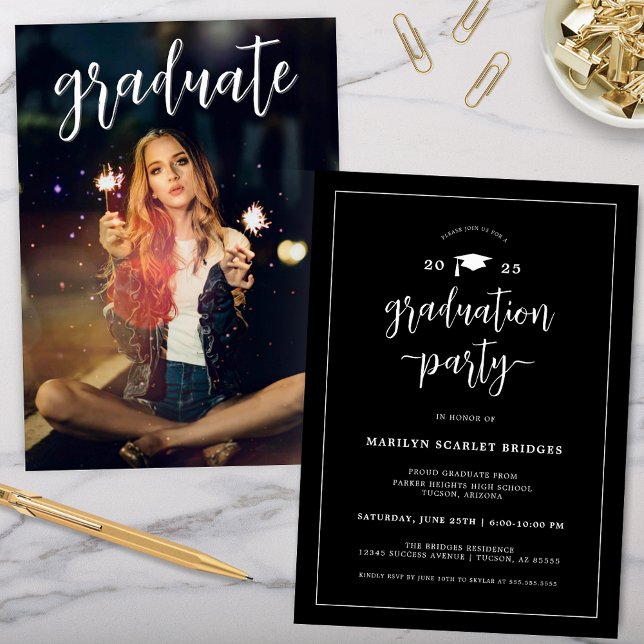 Svartvit Modern Chic Studenten-inbjudan Inbjudningar (modern elegant black and white graduation party invitation for college grad party celebrations)