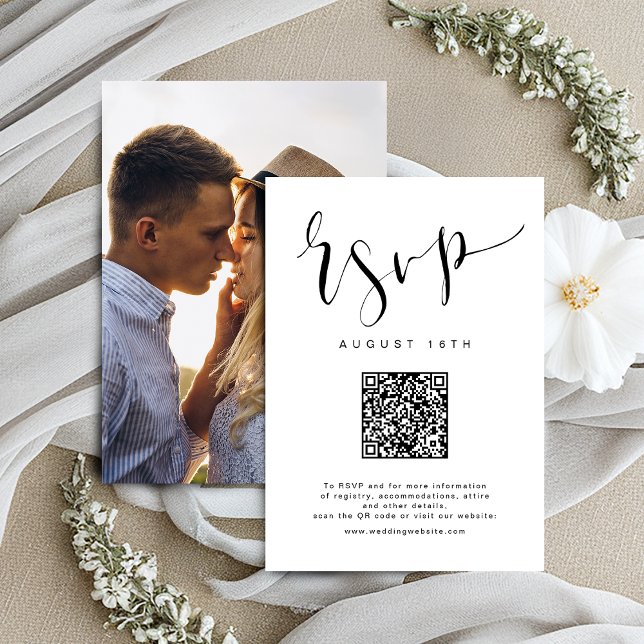 Svartvit modern enkel skriptkod bröllop QR OSA Kort (Black White Modern Simple Script wedding QR code RSVP Card)