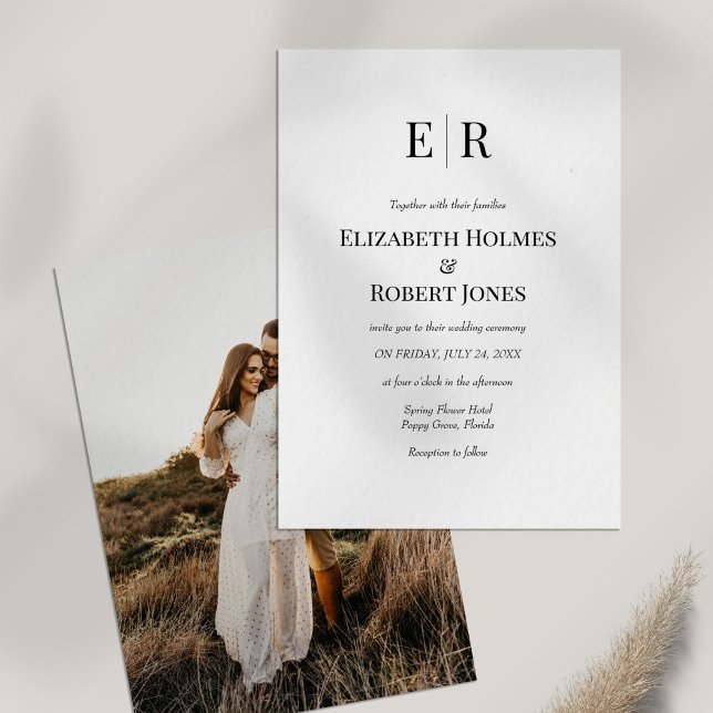 Svartvit monogram Anpassningsbar Photo Bröllop Inbjudningar (Black and White Monogram Custom Photo Wedding Invitation on white table with dry wildflower.)