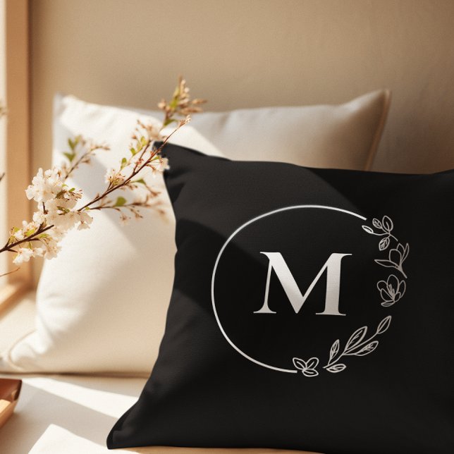 Svartvit Monogram Blommigt personlig av andningsvä Kudde (Modern, timeless personalized monogram black and white accent pillow.)