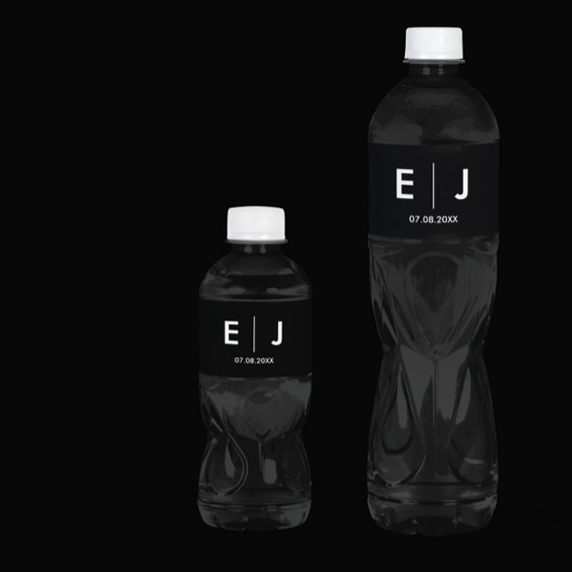 Svartvit Monogram Bröllop Vattenflaskor Etikett (Skapare uppladdad)