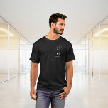 Svartvit monogram namn logotyp-verksamhet t shirt<br><div class="desc">En svart bakgrund,  vit färgad. Anpassa och lägg till din logotyp,  monogram initialer,  namn.</div>