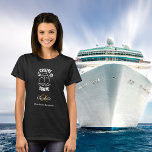 Svartvit monogram namn t shirt<br><div class="desc">En svart bakgrund,  dekorerad med en kryssningsruta och frakten: kryssruta. Anpassa och lägg till ditt monogram initialer och fullt namn.</div>