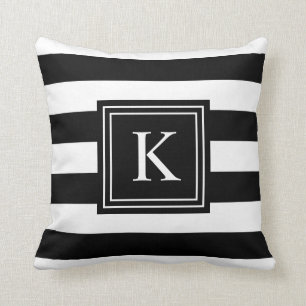 Svartvit monogram, strimlad   DEKORATIV KUDDE