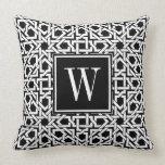 Svartvit Monogram trellis weave Kudde<br><div class="desc">Svart och vitt islamiskt stil trellis väv geometriskt mönster personliggör med ditt monogram som inledning i vit text</div>