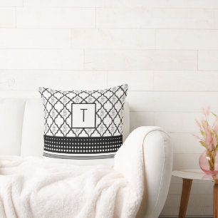 Svartvit mönstrad monogram kudde