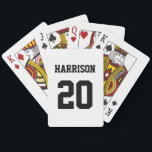 Svartvit namn för varsima sportar casinokort<br><div class="desc">Varsits,  svarta vita,  anpassade namnnummer monogram Spelkort. Varsitetsidrotten stil. Anpassa den med ditt namn,  din ålder,  ditt år,  ditt nummer eller ditt idrottslag namn.</div>