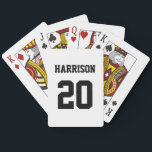 Svartvit namn för varsima sportar casinokort<br><div class="desc">Varsits,  svarta vita,  anpassade namnnummer monogram Spelkort. Varsitetsidrotten stil. Anpassa den med ditt namn,  din ålder,  ditt år,  ditt nummer eller ditt idrottslag namn.</div>
