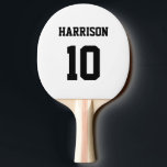 Svartvit namn för varsima sportar pingisracket<br><div class="desc">Varsity Sport Black white custom name number monogram Ping Pong Paddle. Varsitetsidrotten stil. Anpassa den med ditt namn,  din ålder,  ditt år,  ditt nummer eller ditt idrottslag namn. Kontrollera om det finns matchande koordinatelement i resten av samlingen.</div>