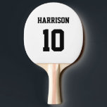 Svartvit namn för varsima sportar pingisracket<br><div class="desc">Varsity Sport Black white custom name number monogram Ping Pong Paddle. Varsitetsidrotten stil. Anpassa den med ditt namn,  din ålder,  ditt år,  ditt nummer eller ditt idrottslag namn. Kontrollera om det finns matchande koordinatelement i resten av samlingen.</div>