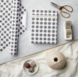 Svartvit nordisk pixel Snowflake Mönster Presentpapper