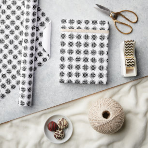 Svartvit nordisk pixel Snowflake Mönster Presentpapper
