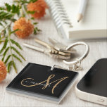 Svartvit nyckelkedja för elegant Monogram Guld<br><div class="desc">Personlig nyckelring med en guld sans serif-start och namn på en svart bakgrund. Tillverkad av ultrahållbar akrylmassa och UV-resistent och vattentät. En modern,  minimalistisk typografi stil. Klicka på "anpassa ytterligare för att använda vår enkla design verktyg för att välja ett annat ursprungsteckensnitt eller namn.</div>