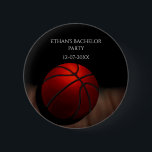 Svartvit Orange med basket/Födelsedagsfest Knapp<br><div class="desc">Knappen har en fetstilt, svart bakgrund som gör att den levande orangens basketboll dyker upp. Den dynamiska utformningen fångar domstolens energi och upphetsning, och boll kastar en skugga som gör scenen djupare. Detaljerna presenteras i en slående vit färg, som ser till att de framträder mot mörkens bakgrund. Oavsett om det...</div>