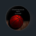 Svartvit Orange med basket/Födelsedagsfest Knapp<br><div class="desc">Knappen har en fetstilt, svart bakgrund som gör att den levande orangens basketboll dyker upp. Den dynamiska utformningen fångar domstolens energi och upphetsning, och boll kastar en skugga som gör scenen djupare. Detaljerna presenteras i en slående vit färg, som ser till att de framträder mot mörkens bakgrund. Oavsett om det...</div>