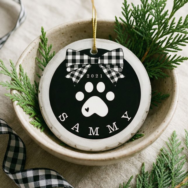 Svartvit paw Skriv ut fototrässegment av pepparfot Julgransprydnad Keramik (Dog Cat Pet Photo Black White Plaid Bow Keepsake Ceramic Ornament)