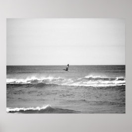 Svartvit pelikan som flyger över Oceanen 16 x 20 Poster