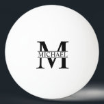 Svartvit Personlig Monogram och Namn Pin Pingisboll<br><div class="desc">Personlig Monogram och Namn Giftsfeating personlig black monogram in klassisk serif font stil med box of namn i mitten på monogram på vit bakgrund.
Perfekt som fars dag-gåvor till pappa, gåvor till farfar, make och annat.</div>