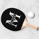 Svartvit Personlig Monogram och Namn Pingisracket<br><div class="desc">Personlig Monogram- och Namn-presenter med personlig vit monogram i klassiskt serif font stil med box av namn i mitten på monogram på svart bakgrund. Perfekt som fars dag-gåvor till pappa,  gåvor till farfar,  make och annat.</div>