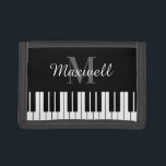 Svartvit piano nycklar-anpassningsbar monogram<br><div class="desc">Svartvit piano nycklar anpassningsbar monogram Trifold Wallet. Personlig julklapp eller födelsedagspresent för pianspelare,  pianist,  musiklärare,  instruktör,  studenter,  musiker,  barn,  pojke,  flicka,  son,  dotter osv. Finns i olika färger som rött svart eller blått. Utformning av klassiskt tangentbord med namn som initialmodell med monogrammet.</div>