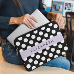 Svartvit Polka dots, prickad, ditt namn Laptop Fodral<br><div class="desc">Cute,  roligt och adabel polarprick mönster i svart och vitt färg. Modern gåva och trendig,  perfekt för polka dots älskare i ditt liv. Anpassa genom att lägga till namn,  smeknamn,  monogram eller initialer.</div>